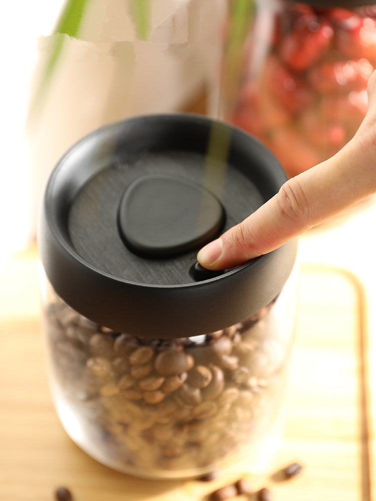 Vacuum and press the glass jar