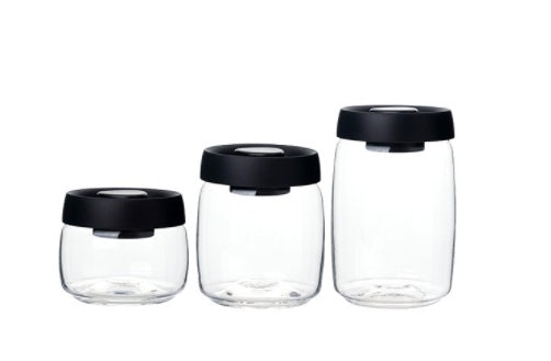 Vacuum and press the glass jar